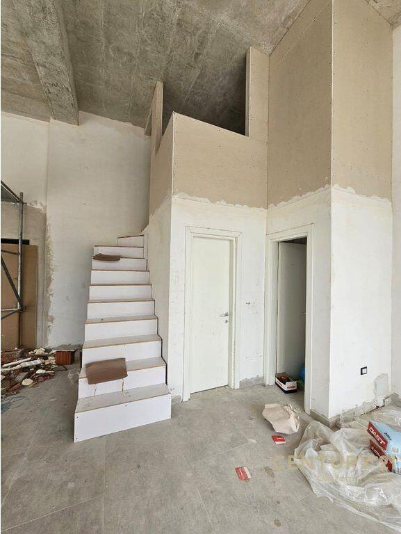 UNITÀ COMMERCIALE IN AFFITTO CON FACCIATA SU STRADA (ANGOLO), VICINO AL EX CAMPO DI AVIAZIONE 1.300 € /Mese