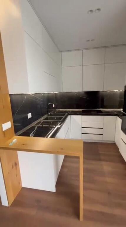Shitet Penthouse te liqeni thate 2+1+2 , me verande , tek kompleksi FZ , bashk me 2 poste parkimi