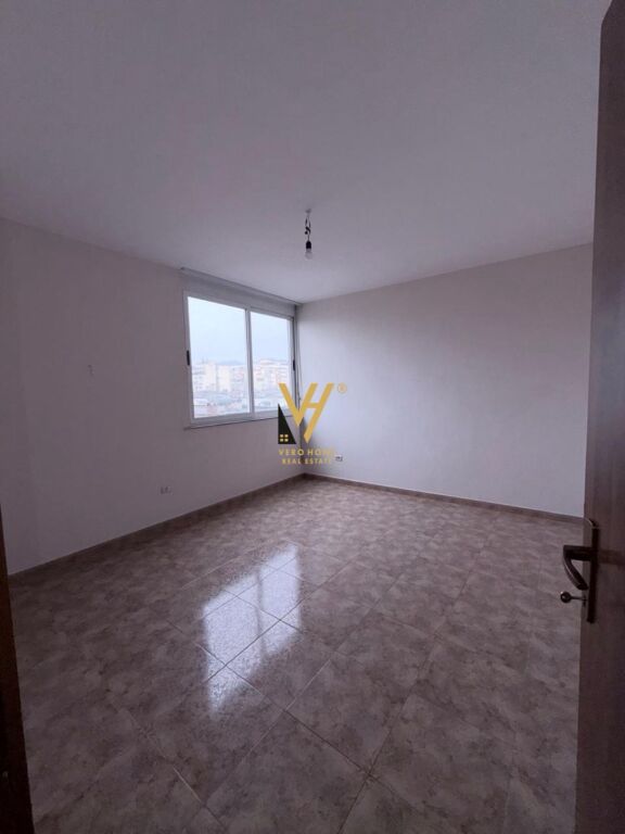 LOCALE COMMERCIALE DI 78 M2 IN AFFITTO PRESSO L'EX ESPOSIZIONE 50.000 LEKE