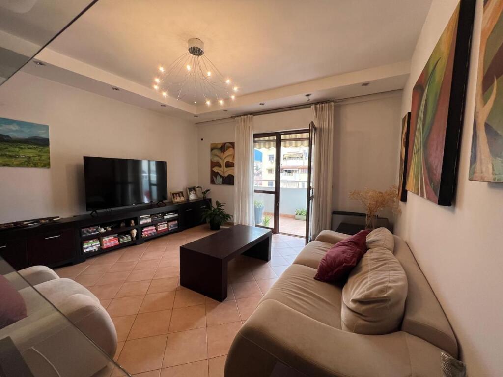 APARTAMENT 2+1 E SHITJE TE KOMUNA PARISIT