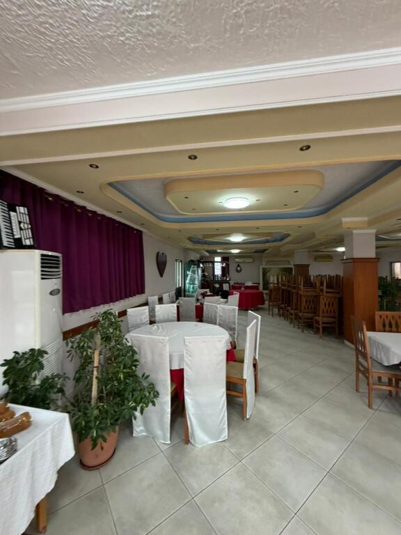 Locale commerciale in affitto situato nell'ospedale accanto alla strada principale Petrit Llaftiu