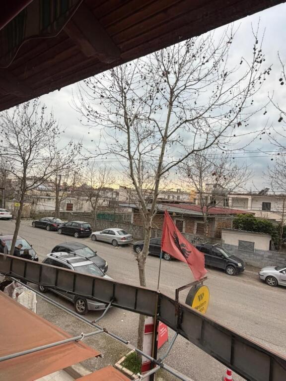 Locale commerciale in affitto situato nell'ospedale accanto alla strada principale Petrit Llaftiu