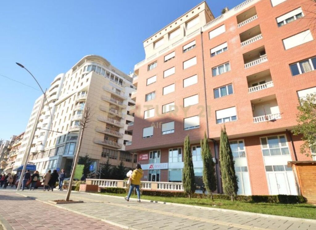 🌟 Jepet me Qira – Ambient Biznesi 185 m² me Ekspozim të Lartë (Qendra, Tiranë)
