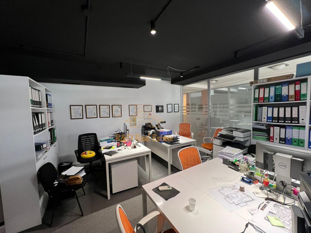 🏢 UFFICIO IN AFFITTO – Pazari i Ri, Tirana