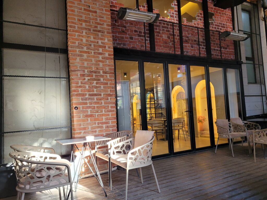 Shitet bar restaurant  afer rruges Elbasanit