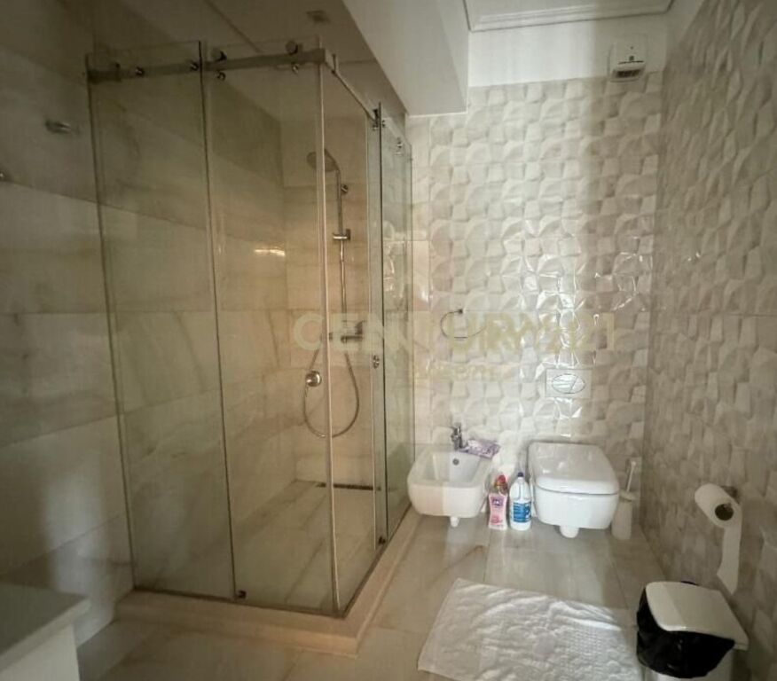 ✨ Jepet me Qira – Duplex 2+1+2 me Verandë tek Liqeni i Thatë