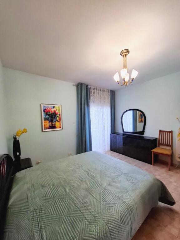 Jepet me qera 1+1 te Komuna e Parisit