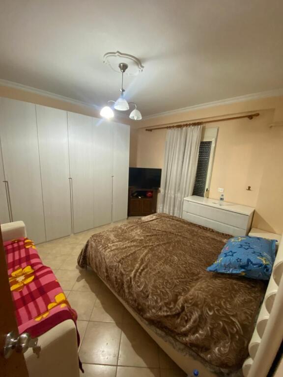 Shitet Apartament 1+1 Tek Shkembi i kavajes