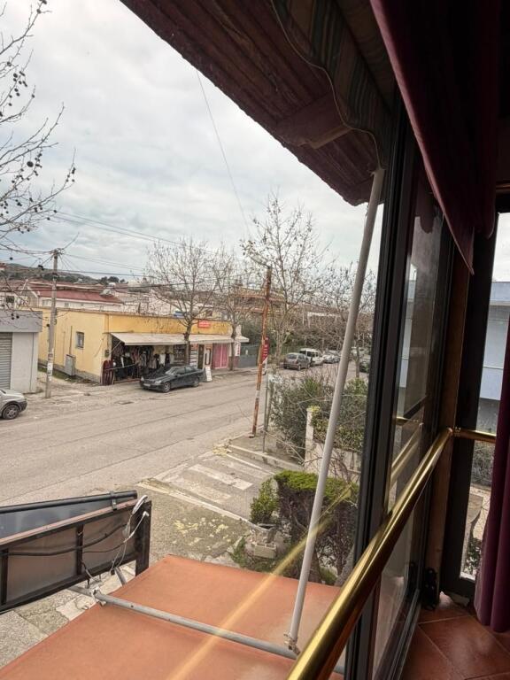 Locale commerciale in affitto situato nell'ospedale accanto alla strada principale Petrit Llaftiu