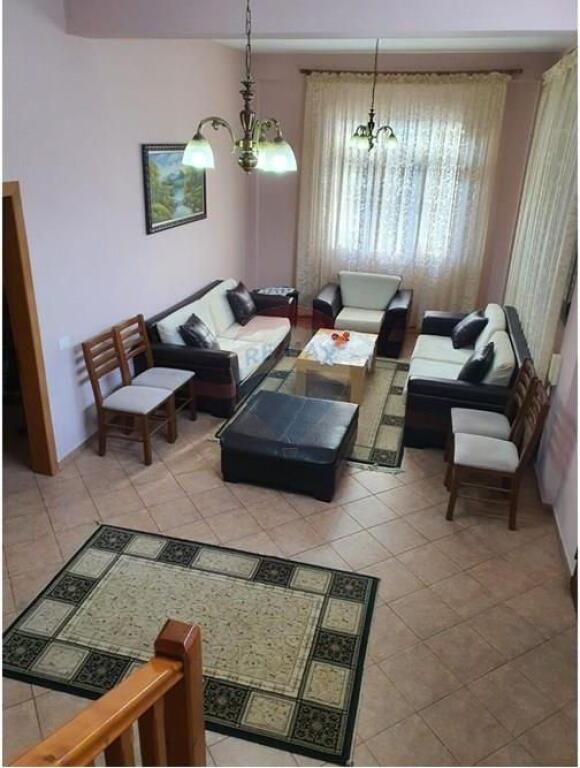 Villa for rent in Komuna Parisit