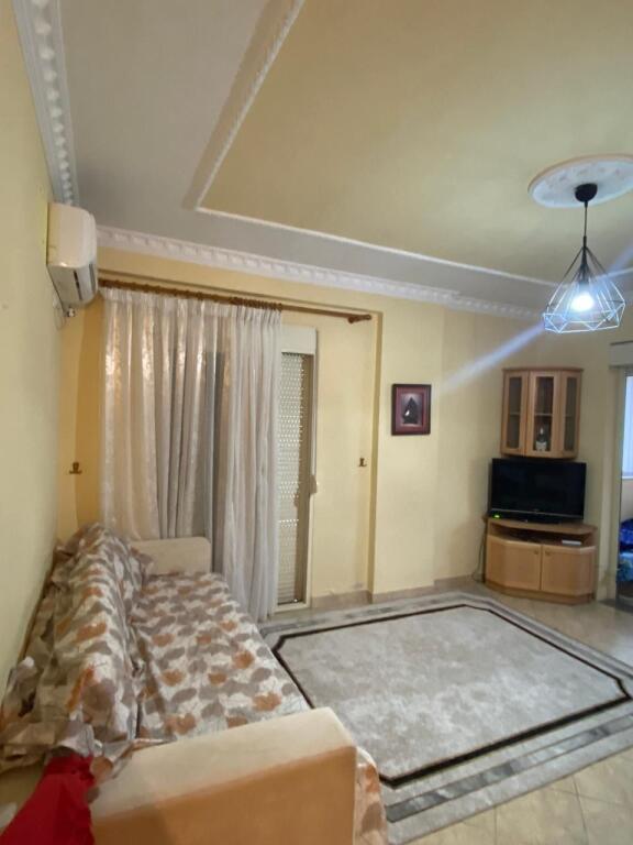 Shitet Apartament 1+1 Tek Shkembi i kavajes