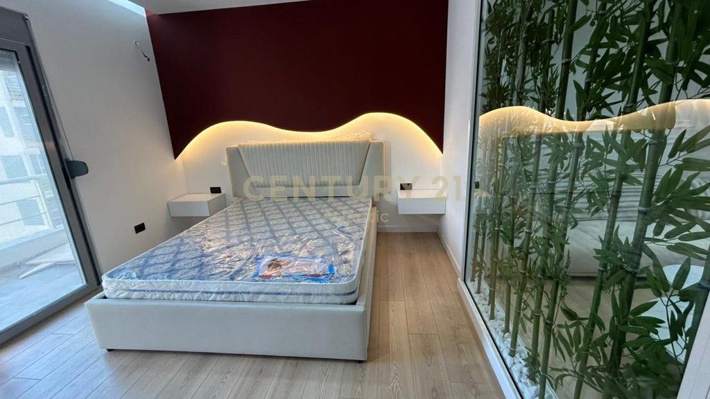 SUPER APARTAMENT 1+1 PER SHITJE TEK ISH STACIONI TRENIT