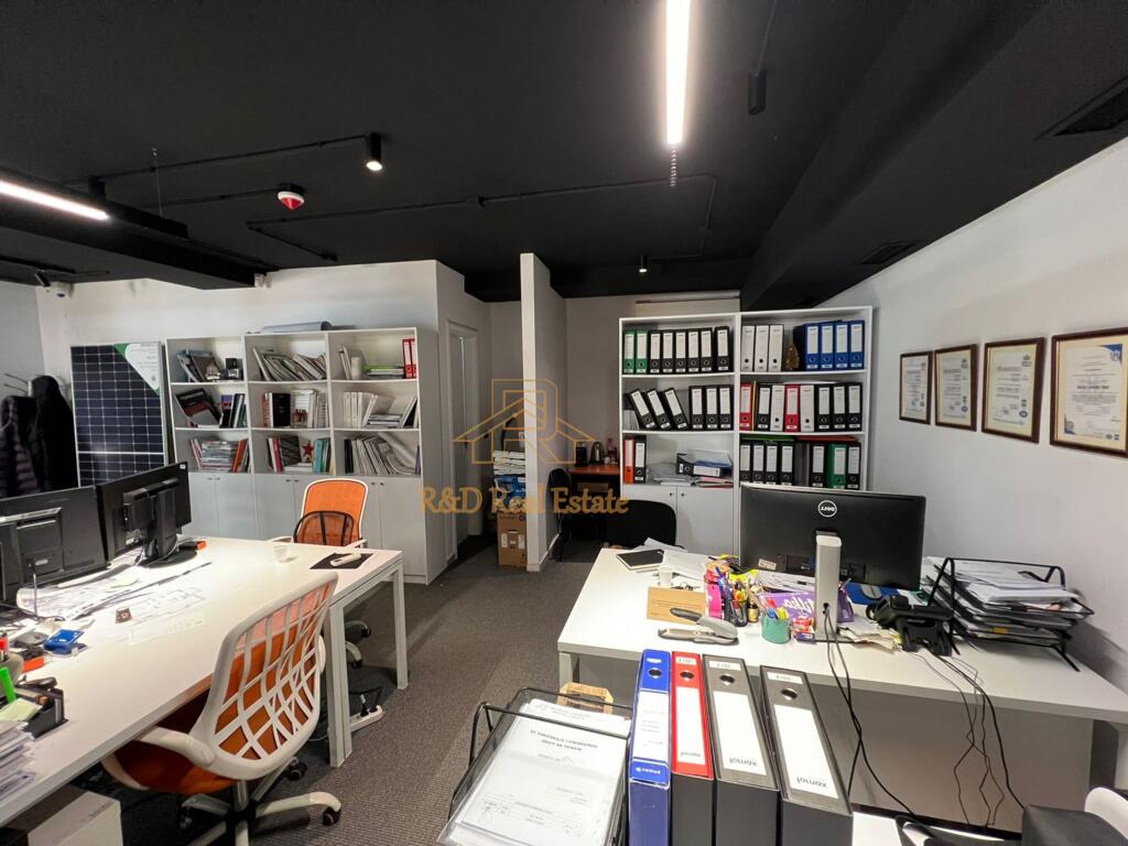 🏢 UFFICIO IN AFFITTO – Pazari i Ri, Tirana