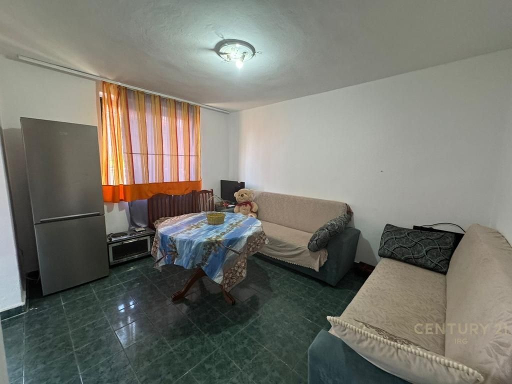 Shitet apartament 1+1,Rruga 4 Deshmoret!