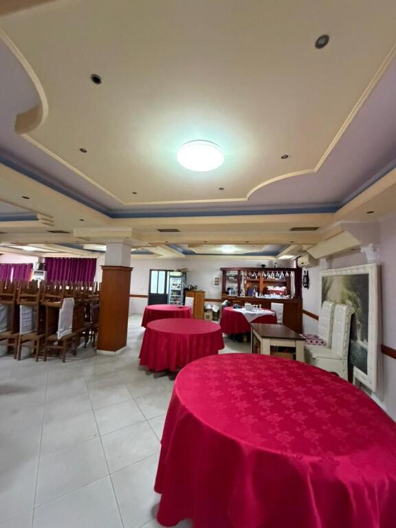 Locale commerciale in affitto situato nell'ospedale accanto alla strada principale Petrit Llaftiu