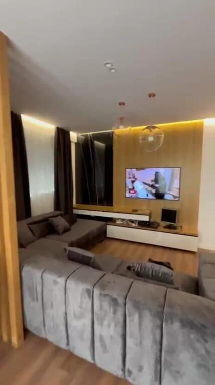 Shitet Penthouse te liqeni thate 2+1+2 , me verande , tek kompleksi FZ , bashk me 2 poste parkimi