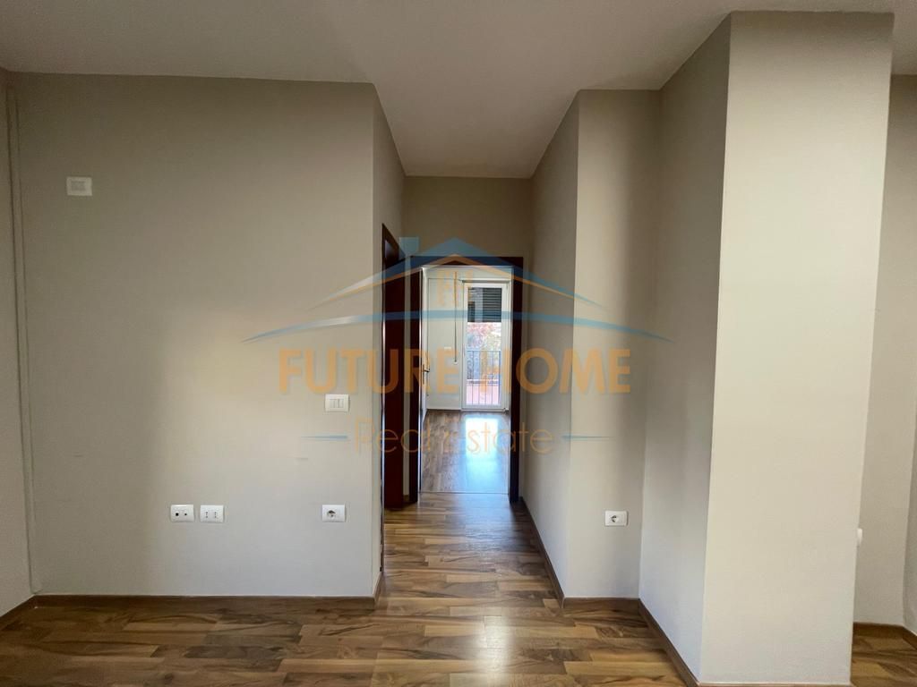 Qira, Ambient per zyra+2 Poste Parkimi, 21 Dhjetori