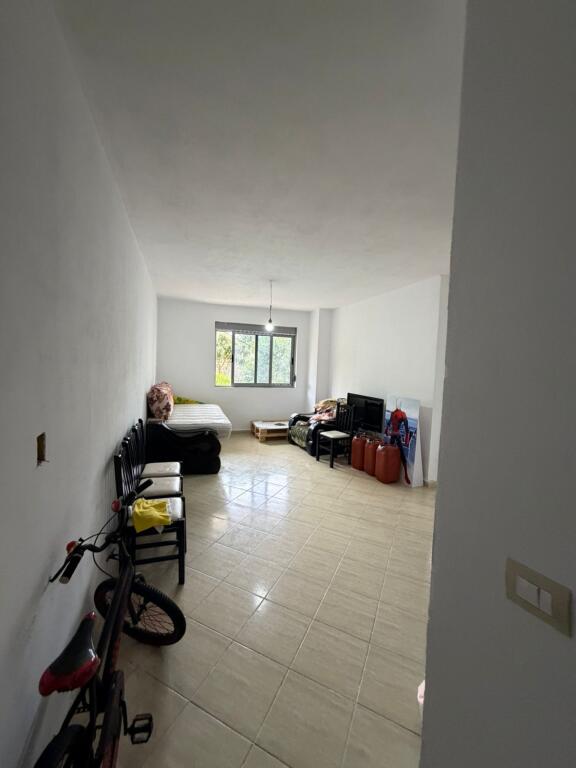 Appartamento 1+1 in vendita situato sulla roccia di Kavaja sopra i binari