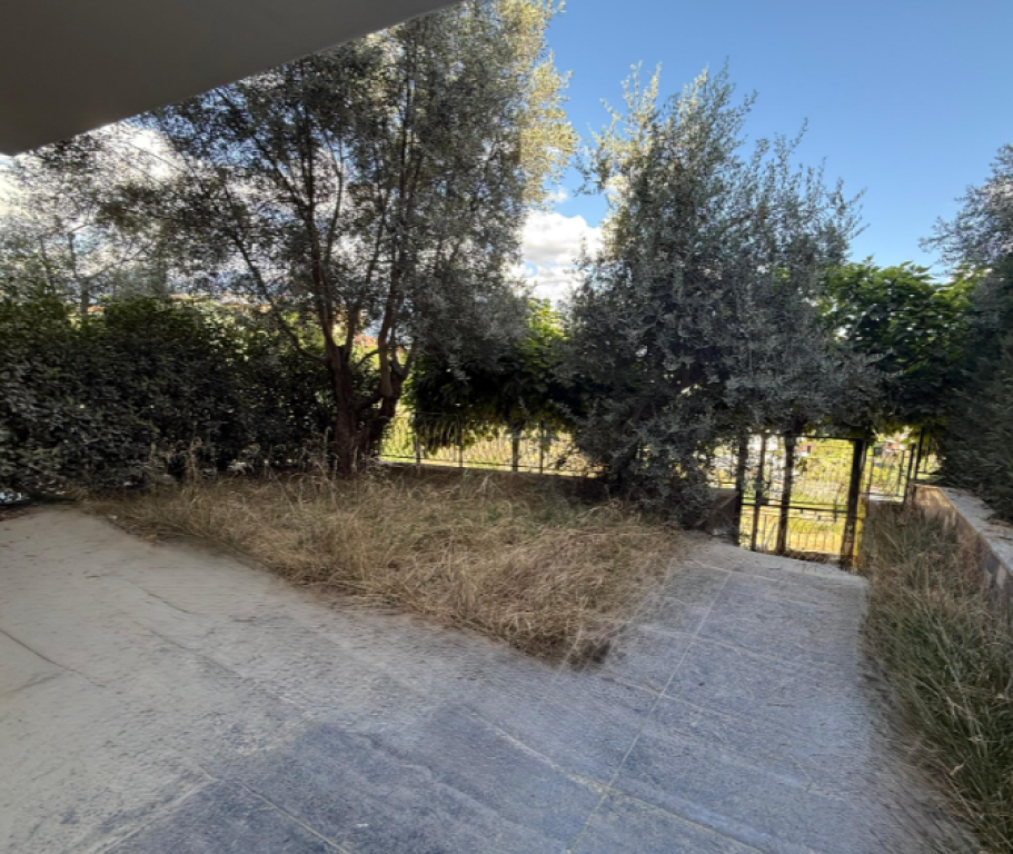 🏡 SHITET VILË NË SELITË – PRANË KODRËS SË DIELLIT ⚜️  📍 Vendndodhja: Selitë, vetëm pak minuta nga Kodra e Diellit Zonë elitare, shumë e qetë dhe e rrethuar nga gjelbërim 🌿 🛠 Viti i ndërtimit: 2022 🚗 Garazh: Për 2 makina (i përfshirë në çmim)  📐 Sipërfaqet e pronës: ▪️ Sipërfaqe totale: 175.4 m² ▪️ Sipërfaqe ndërtimi (neto): 149.6 m² ▪️ Sipërfaqe e përbashkët: 25.8 m² ▪️ Verandë: 51.5 m² me pamje panoramike nga Tirana 🌇  🔹 Organizimi i vilës: 🛋️ Sallon i bollshëm dhe shumë i ndriçuar 🍽️ Ambient gatimi i veçuar 🛏️ 3 dhoma gjumi 🚿 3 tualete modernë 🌿 Verandë e madhe me akses direkt nga ambientet e brendshme  ✨ Cilësi & avantazhe: ✔️ Kubaturë e rregullt dhe planimetri funksionale ✔️ Punime cilësore (dopjo gips + lesh guri për izolim maksimal) ✔️ Ajër i pastër, qetësi dhe privatësi ✔️ Vila shitet e pamobiluar  💰 Çmimi: 360,000 €  📞 Për më shumë informacion ose për të organizuar një vizitë në pronë, kontaktoni: 