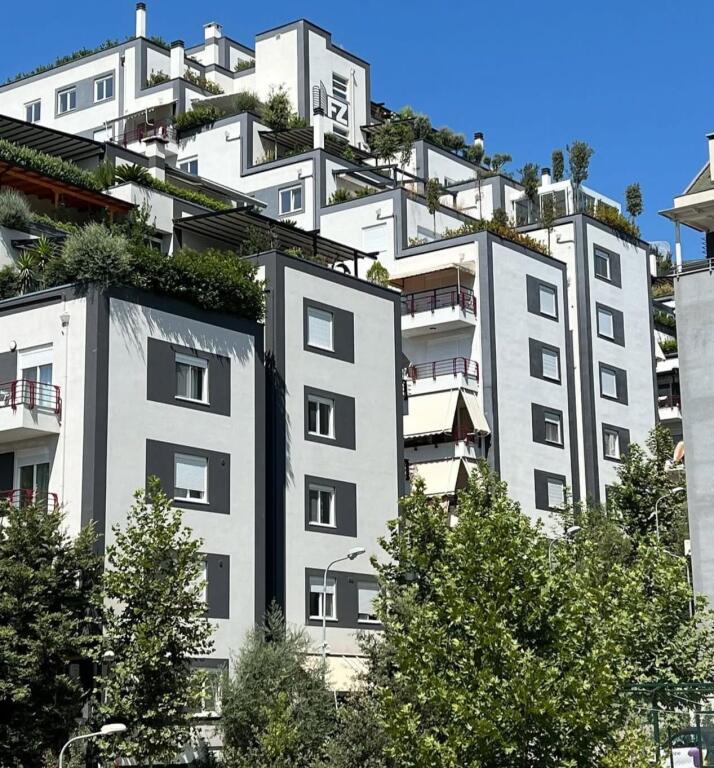Shitet Penthouse te liqeni thate 2+1+2 , me verande , tek kompleksi FZ , bashk me 2 poste parkimi