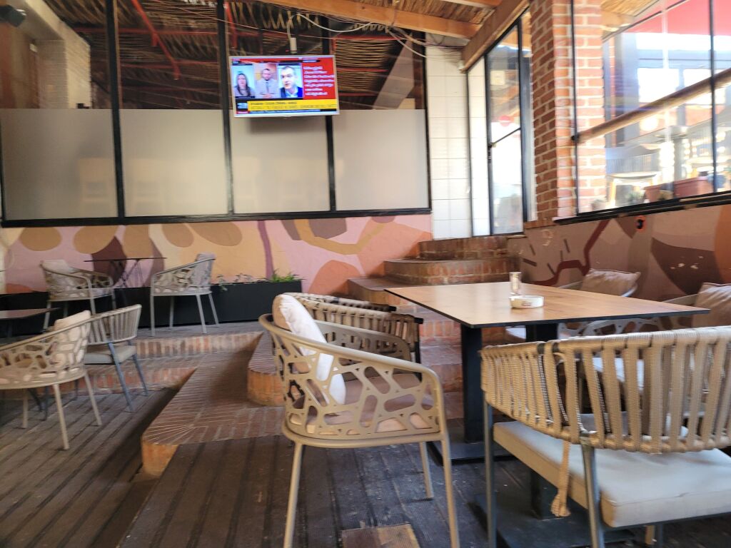 Shitet bar restaurant  afer rruges Elbasanit