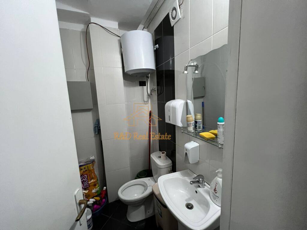 🏢 UFFICIO IN AFFITTO – Pazari i Ri, Tirana