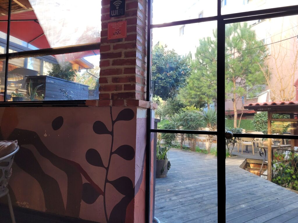 Shitet bar restaurant  afer rruges Elbasanit
