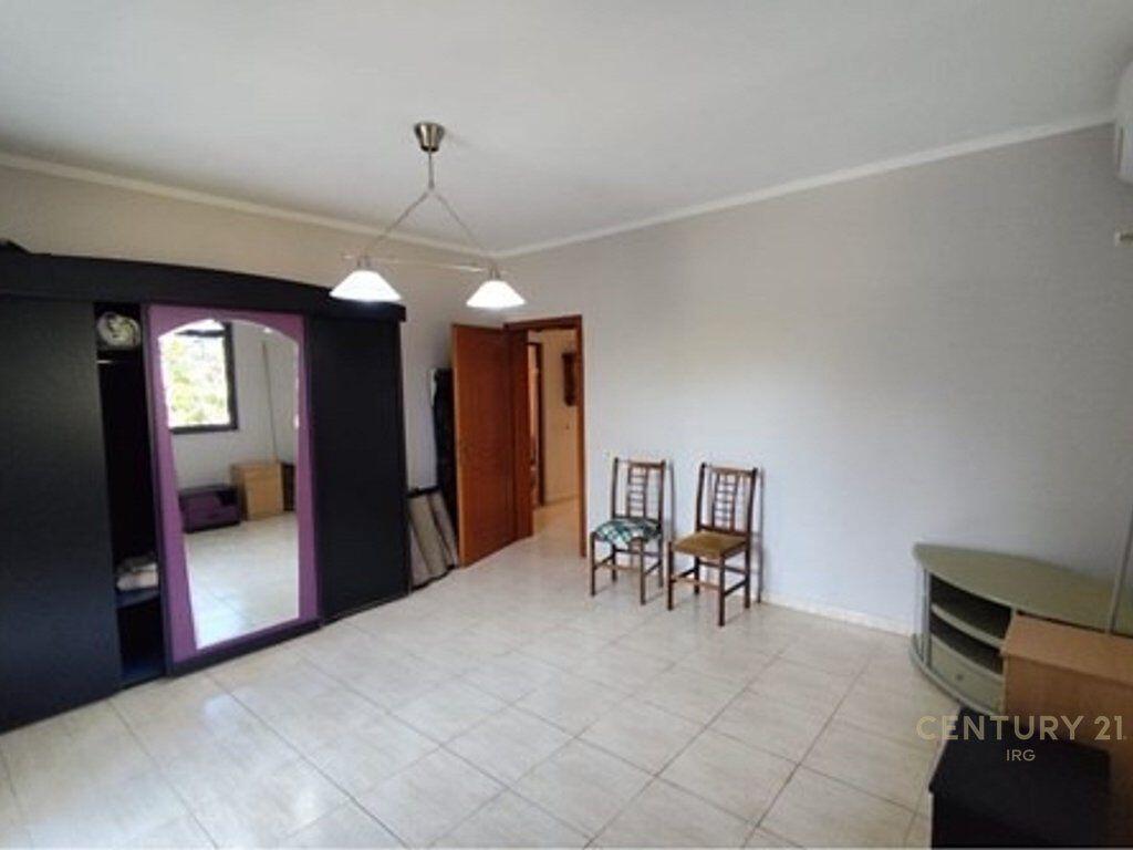 Apartament 2+1 per shitje te Ali Demi