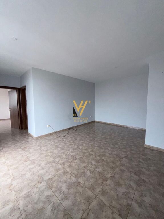 LOCALE COMMERCIALE DI 78 M2 IN AFFITTO PRESSO L'EX ESPOSIZIONE 50.000 LEKE