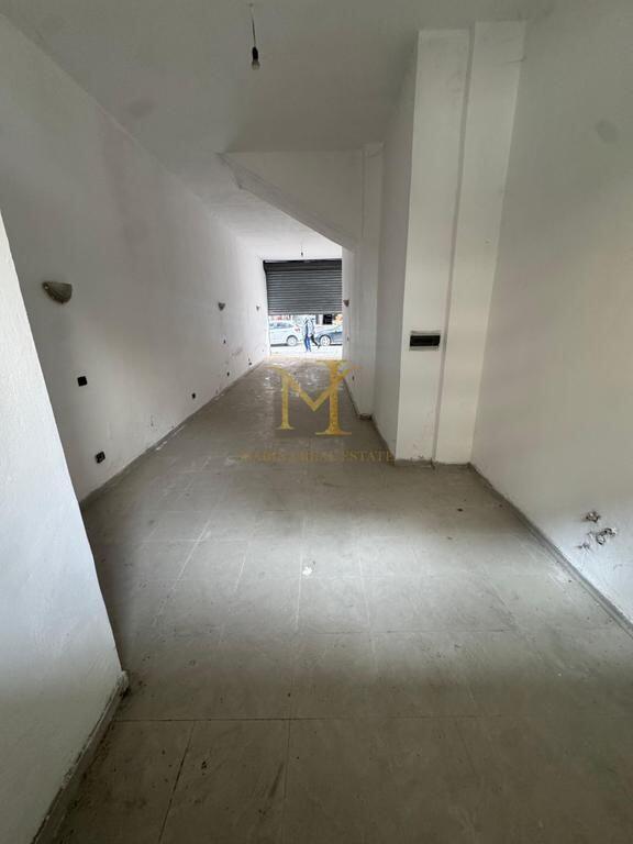 Locale commerciale in vendita a Plazh. Vicino alla scuola Bajram Curri