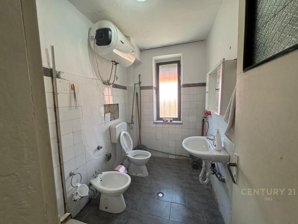 Shitet apartament 1+1,Rruga 4 Deshmoret!