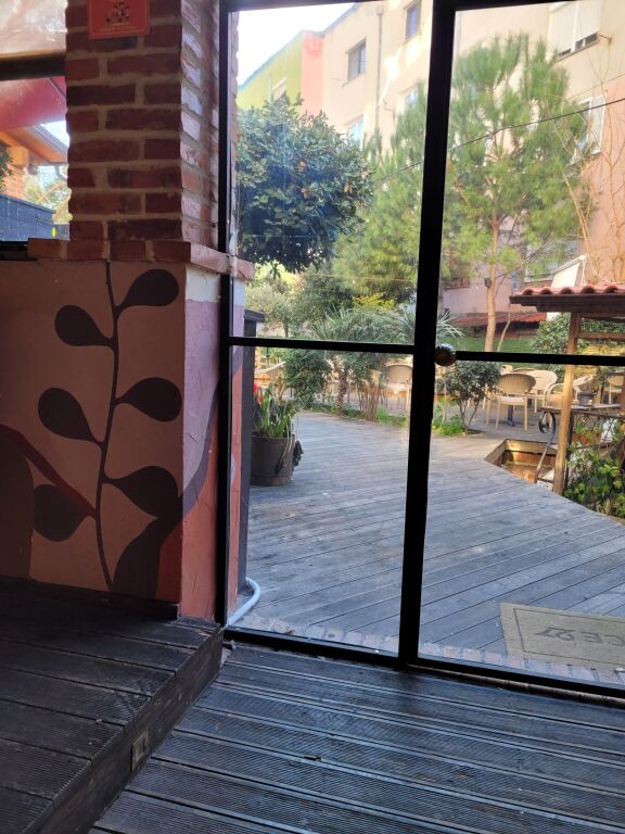 Shitet bar restaurant  afer rruges Elbasanit
