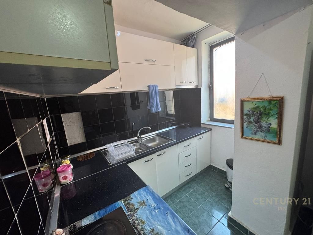 Shitet apartament 1+1,Rruga 4 Deshmoret!