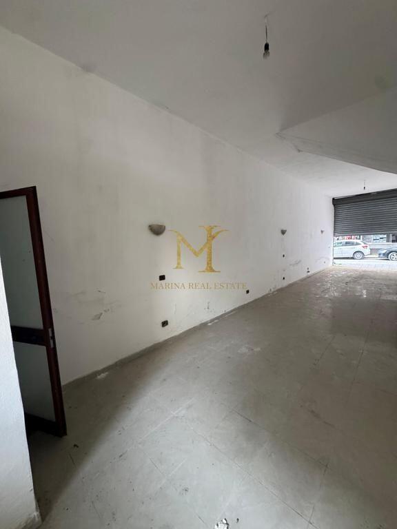 Locale commerciale in vendita a Plazh. Vicino alla scuola Bajram Curri