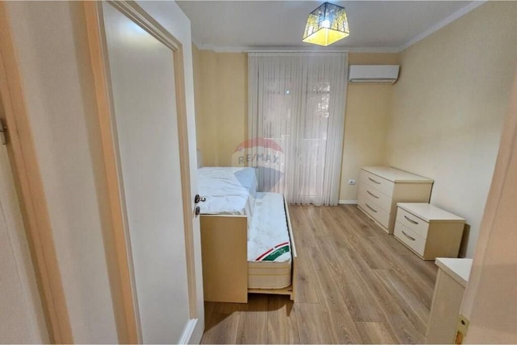 Jepet Apartament me Qira 3+1+2