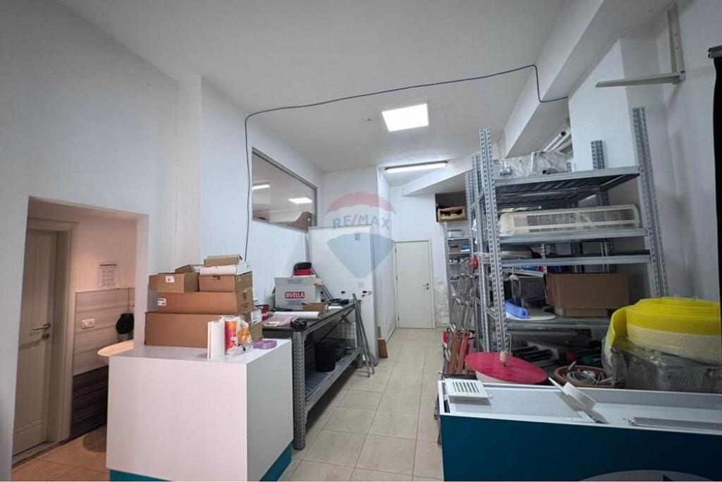 ISH PARKU, AMBIENTE COMMERCIALE IN VENDITA