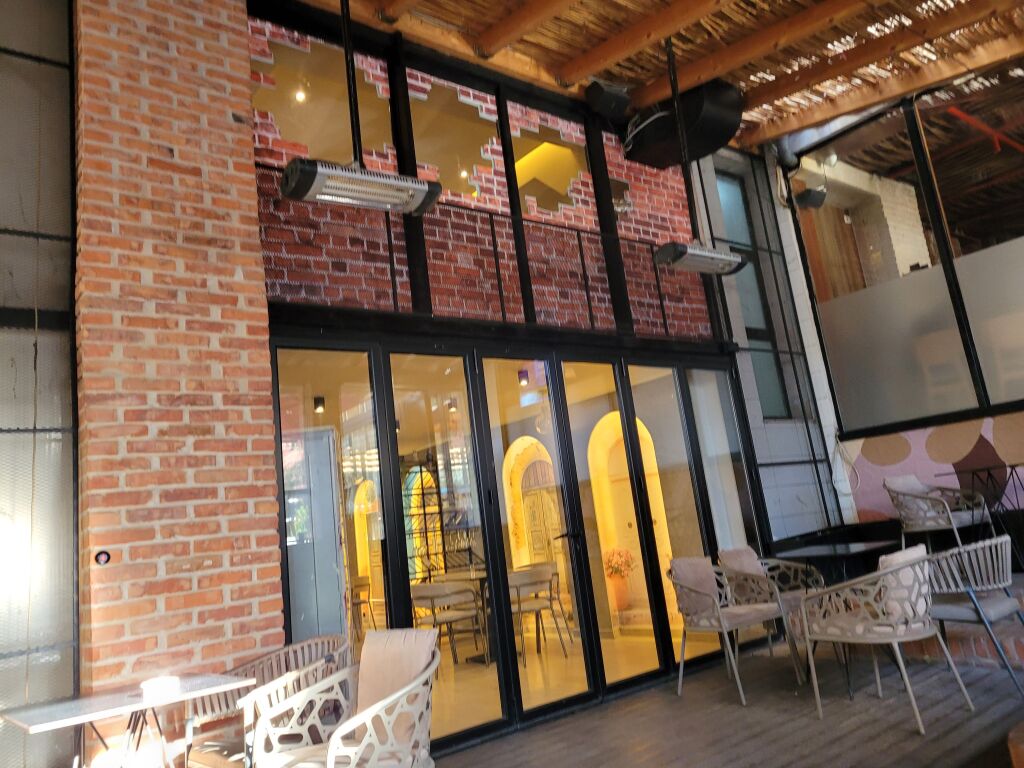Shitet bar restaurant  afer rruges Elbasanit
