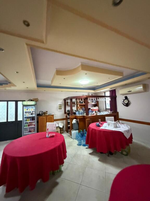 Locale commerciale in affitto situato nell'ospedale accanto alla strada principale Petrit Llaftiu