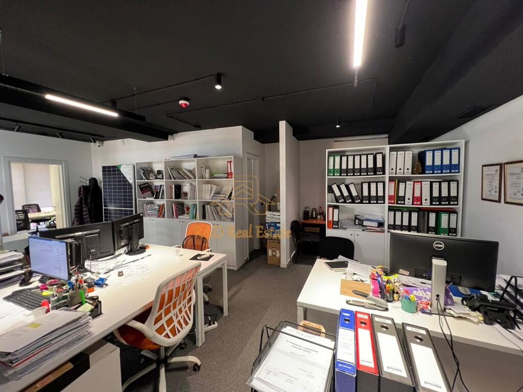🏢 UFFICIO IN AFFITTO – Pazari i Ri, Tirana