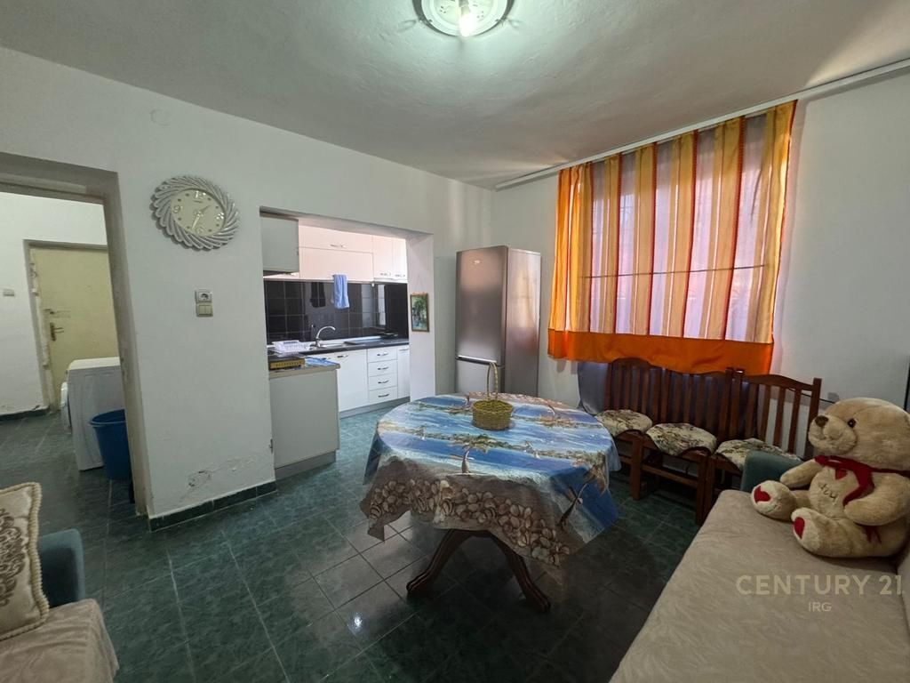 Shitet apartament 1+1,Rruga 4 Deshmoret!