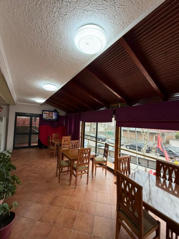 Locale commerciale in affitto situato nell'ospedale accanto alla strada principale Petrit Llaftiu