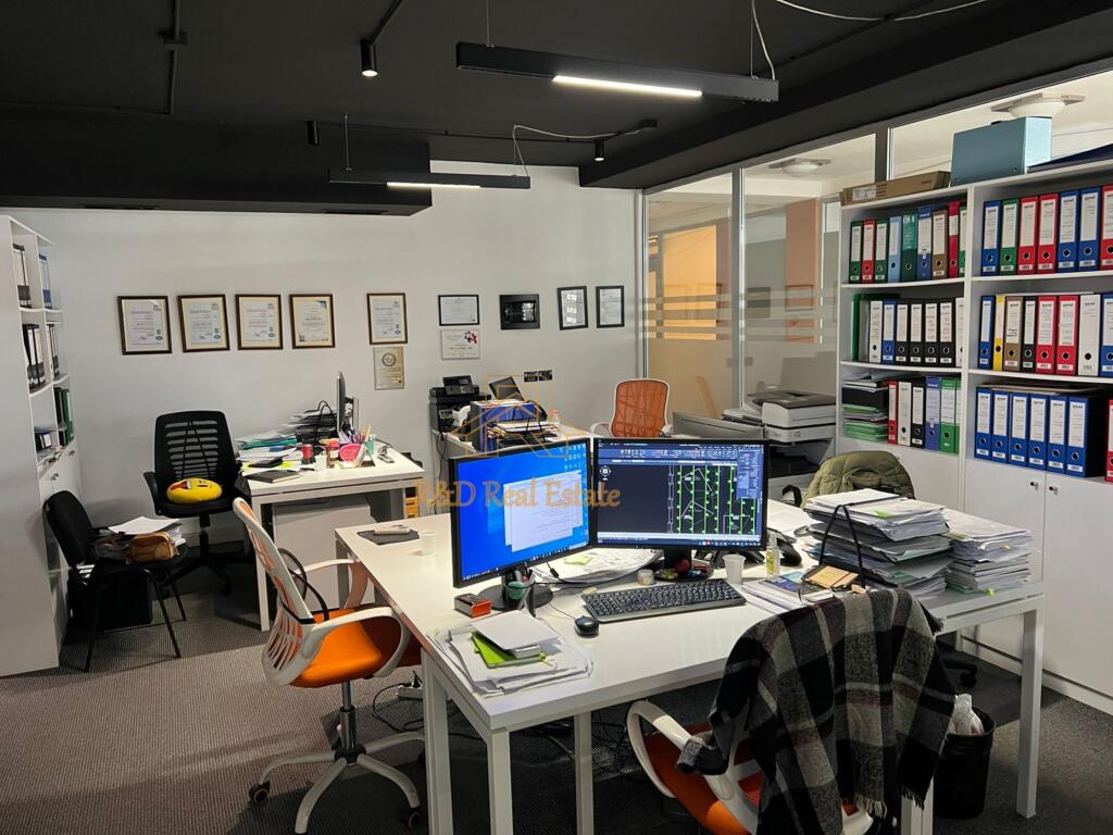 🏢 UFFICIO IN AFFITTO – Pazari i Ri, Tirana
