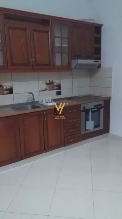 APPARTAMENTO 2+1 IN AFFITTO VICINO A SHKOLLA E BASHKUAR 45.000 LEKE
