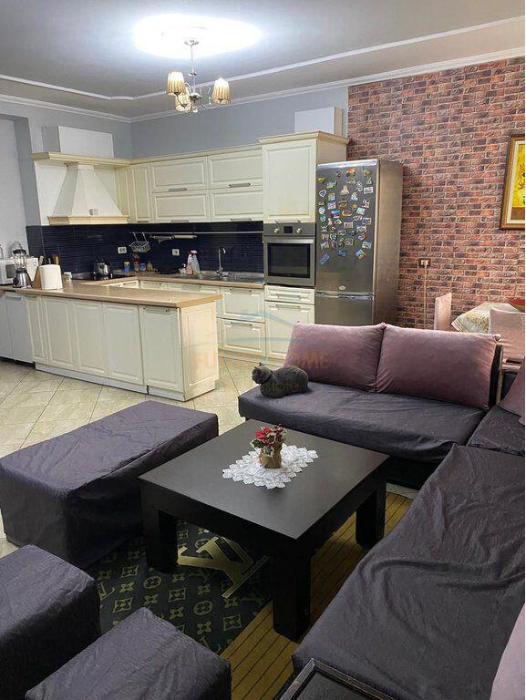 Shitet , Apartament 2+1 , Fresku , Tiranë.