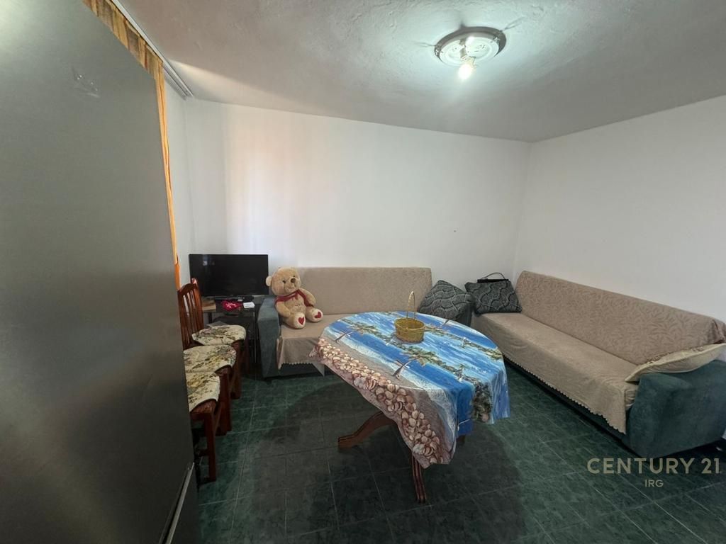 Shitet apartament 1+1,Rruga 4 Deshmoret!