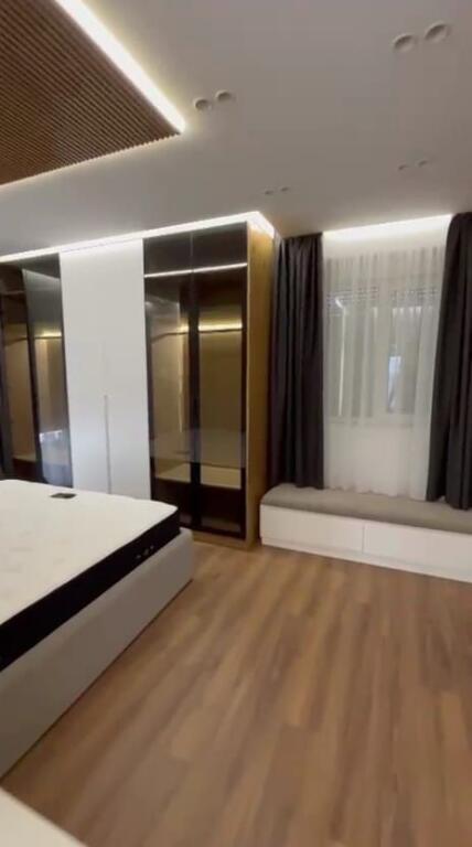 Shitet Penthouse te liqeni thate 2+1+2 , me verande , tek kompleksi FZ , bashk me 2 poste parkimi