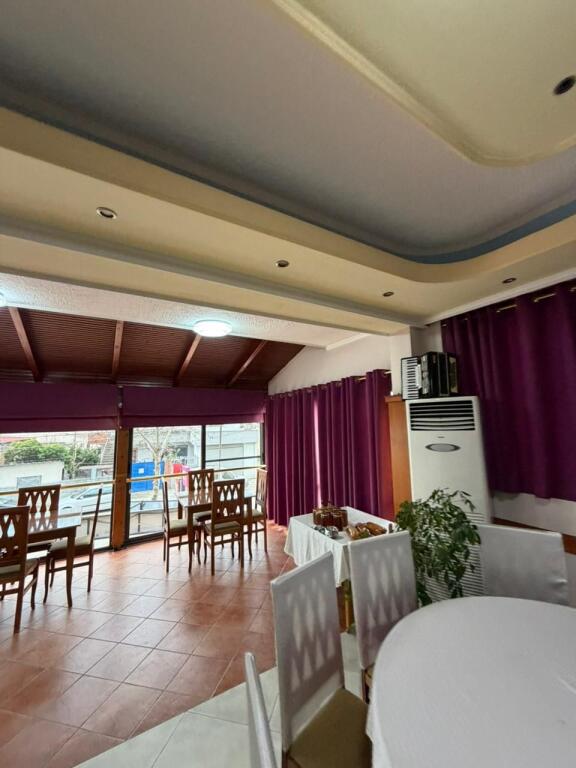 Locale commerciale in affitto situato nell'ospedale accanto alla strada principale Petrit Llaftiu