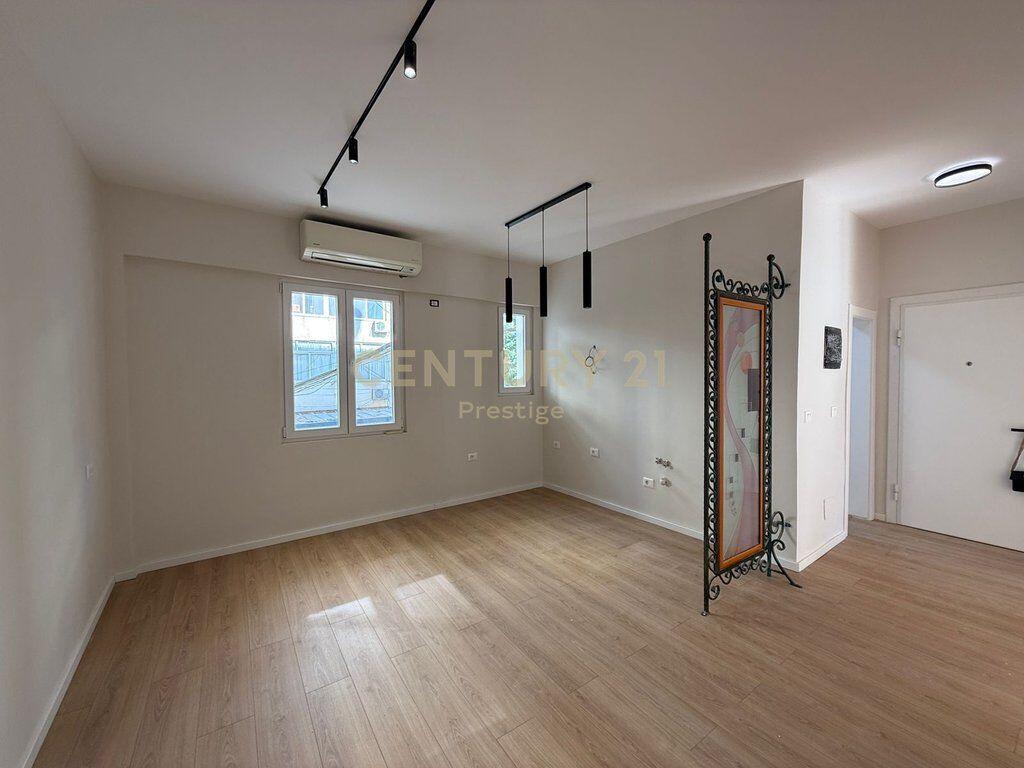 OFFICE SPACE FOR RENT, CENTER NEAR THE NEW MARKET ABOVE NEPTUN, TIRANA!