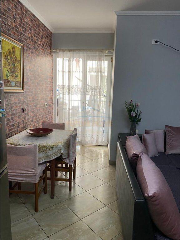 Shitet , Apartament 2+1 , Fresku , Tiranë.
