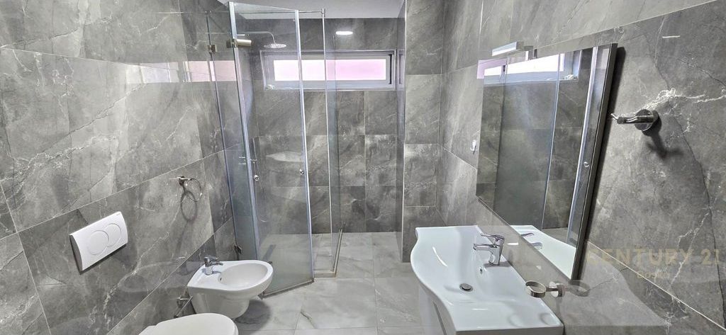 Appartamento 2+1 in affitto vicino a Square 21, in via Shefqet Musaraj.
